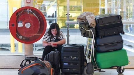 Desesperación de los viajeros ante el colapso del control de pasaportes en Barajas: «Cinco horas para perder el vuelo»