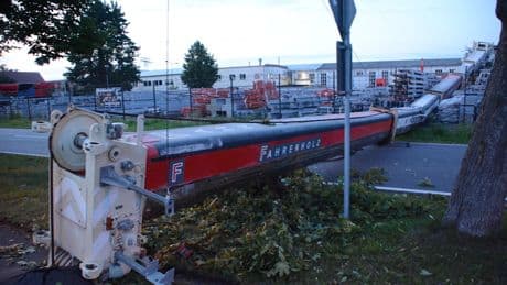 B 195 blockiert! - 200-Tonnen-Kran kracht auf Bundesstraße