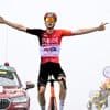 Fenomenaal! Ontketende Thymen Arensman boekt in zware Pyreneeënrit mooiste zege uit carrière