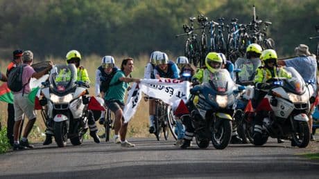 Ayuso roza el liderato en el día que se protesta contra el Israel en la Vuelta