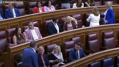 Un bolso en el escaño de Santos Cerdán en medio de los nervios del PSOE