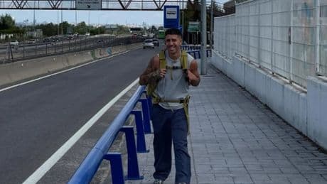 El viaje de Enol, un cantante asturiano, para volver a su casa: recorrerá 467 kilómetros andando