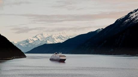 «Le récit de voyage ne doit pas s’arrêter à la passerelle», affirme Anna Nash
