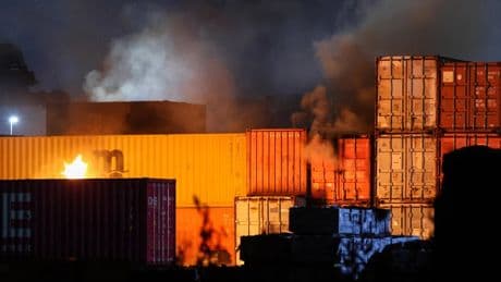 Fünf Verletzte: Löscharbeiten am Hamburger Hafen dauern an