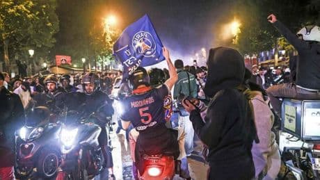 Auto rijdt in op voetbalfans na Champions League-duel in Parijs