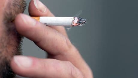 Plages, parcs, stades... Fumer des cigarettes devient interdit dans tous les lieux "où il y a des enfants" à partir du 1er juillet