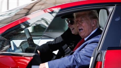 Los mensajes de Trump a Musk a través de los medios: ya no quiere el Tesla, no quiere hablar con él y "ha perdido la cabeza"