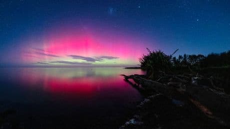 Bright green meteor zooms past Sydney as auroras dazzle across Australia