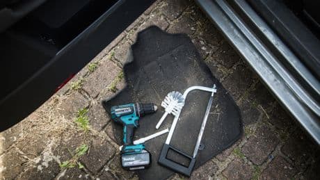 So haben Sie Ihre Fußmatten im Auto noch nie gereinigt