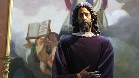 El "Cristo de los futbolistas", este es el santo al que reza el Papa con el escudo de Betis y Sevilla grabado en su interior