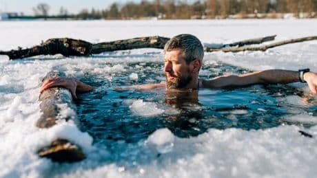 Eisbaden nach dem Sport wirkt – aber nur bei Männern