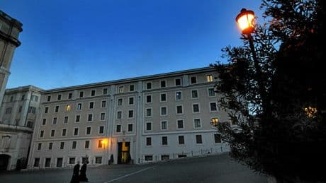 Pourquoi l'élection du nouveau pape se joue aussi à la résidence Sainte-Marthe