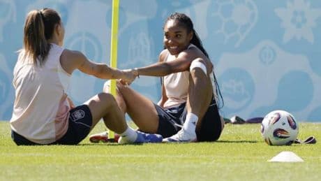 Salma Paralluelo se &#039;viste&#039; de Tebas: crea una liga de ping-pong en Lausana