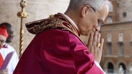 "Cinque metri di tessuto e cinque giorni di lavorazione". Cosa si cela dietro l'abito di papa Leone XVI