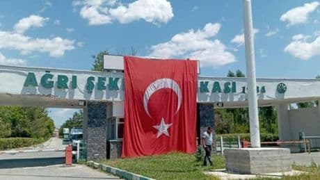 Ağrı'da "Terörsüz Türkiye" vurgusu! Türk bayraklarıyla donatıldı