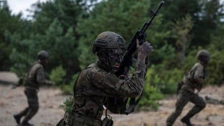 En Pologne, des milliers de jeunes passent leurs « vacances avec l’armée »