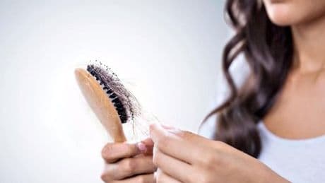 Haarausfall: Dermatologe sagt, wann man zum Arzt sollte