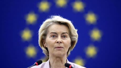 Ursula von der Leyen supera la sfiducia e salva il mandato, ma l’Europa è sempre più divisa