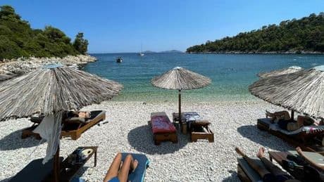 L'isola greca per una vacanza economica: viaggio (andata e ritorno) a meno di 100 euro, 2 lettini e ombrellone a 15 e 5 notti a 200 euro