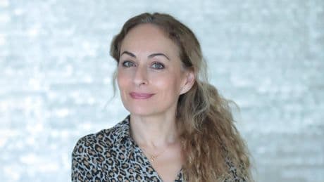 Jara Bedmar, la periodista que lo dejó todo para pintar poemas: "Si fuera rica, haría esto gratis para siempre"