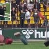 Litouwse voetbalfans gooien koffers op het veld en eisen vertrek trainer, die met cynisch applausje reageert