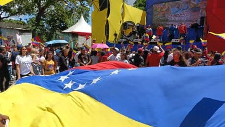 Venezuelalılar Maduro'ya destek için sokakta: ABD, yakalanması için 50 milyon dolar ödül koymuştu