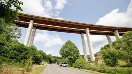 Spektakuläres Bauvorhaben: Premiere geglückt: Neuer A45-Brückenkoloss ist verschoben