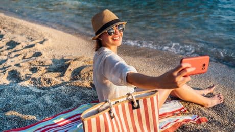 ¿Cómo proteger el móvil del agua o el calor en la playa? Los accesorios que no deben faltar