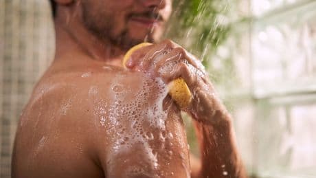 Warum genau 8 Minuten unter der Dusche Ihre Haut schützen können