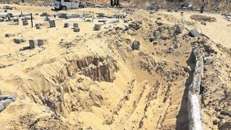 İsrail barbarlığı sınır tanımıyor! Mezarlık basıp cenaze çaldılar