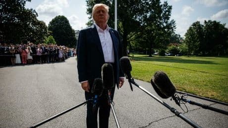 Trump, per i sondaggi sta perdendo il sostegno della classe media americana. Numeri, critiche e «l'ansia economica», tutti i motivi