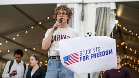 Trump sigue 'asfixiando' a Harvard y congela todas las nuevas subvenciones y las ayudas a la investigación