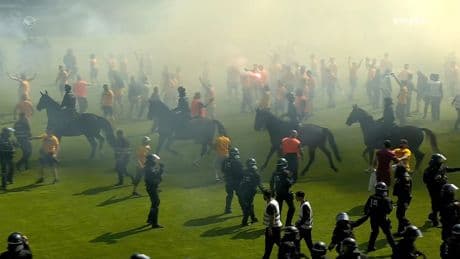 Polizei-Pferde! Raketen! Platzsturm! - Bedrohliche Szenen beim Dresden-Aufstieg!
