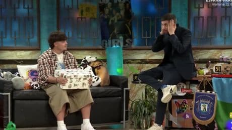 El impactante regalo de Saiko a David Broncano en &#039;La Revuelta&#039;: &quot;Bienvenido a la nobleza&quot;