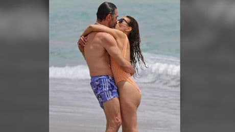 Knutschend am Strand - Hier macht sich Eva LONGoria