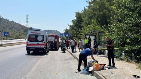 Muğla'da otomobil ağaca çarptı; sürücü yaralandı, oğlu ve kayınvalidesi öldü