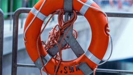 Wolgast in Mecklenburg-Vorpommern: Mann will Angler aus Hafenbecken retten – beide tot