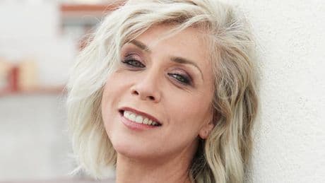Eva Isanta, 54 años, sobre el momento de dejarse el pelo blanco: “Me dejé mi cana y estoy encantada, he integrado con la decoloración el color de mi pelo; hay que aceptarse y quererse”