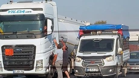 Trafikte tartıştığı tır şoförüne balta sallayıp tehdit etti