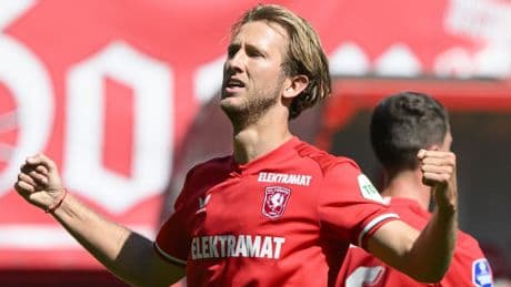 Mede door dubieuze goal klopt Twente Utrecht, dat nog steeds derde kan worden