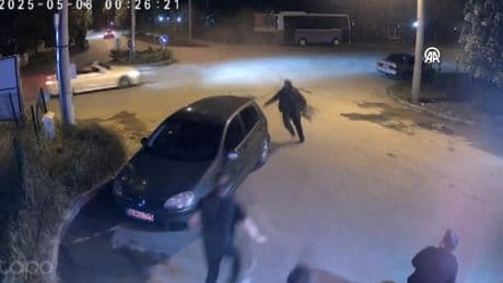 Esnafın drift yapan sürücüyü tabureyle kovalaması kamerada