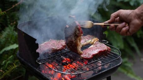 Grillfehler vermeiden - Mit diesem einfachen Trick klebt Fleisch nicht am Grillrost fest