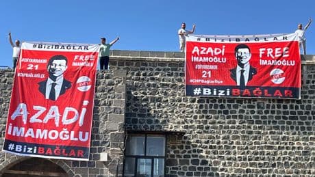 Diyarbakır'da surlarda Ekrem İmamoğlu pankartı açan yurttaşlar gözaltına alındı