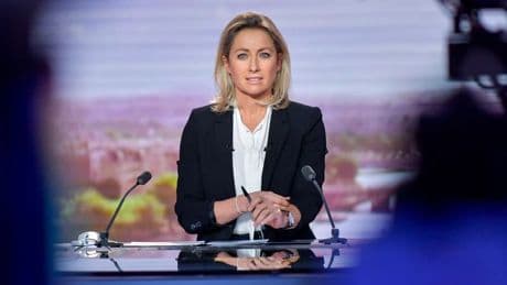 "Voilà, c'est fini": Anne-Sophie Lapix chante à plusieurs reprises pour l'un de ses derniers JT