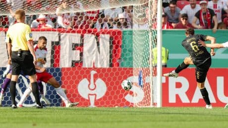 1. FC Köln gewinnt durch Treffer in der Nachspielzeit gegen Jahn Regensburg