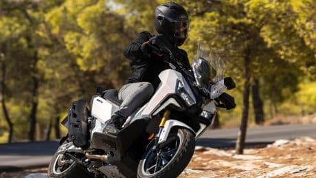 Sym Adx Tg 400, come va il maxiscooter che non teme lo sterrato