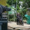 Het Nederlands van de kolonisator (‘handuk’, ‘wastafel’) speelt vrijwel geen rol meer in Indonesië