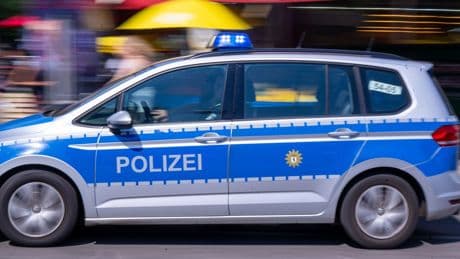 Unfall: Kleintransporter kracht gegen Straßenmast - zwei Verletzte
