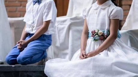 Al juzgado por no decidir en qué iglesia hará su hijo la comunión