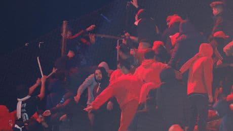 Suspenden el partido entre Independiente y Universidad de Chile por una brutal pelea entre hinchas
